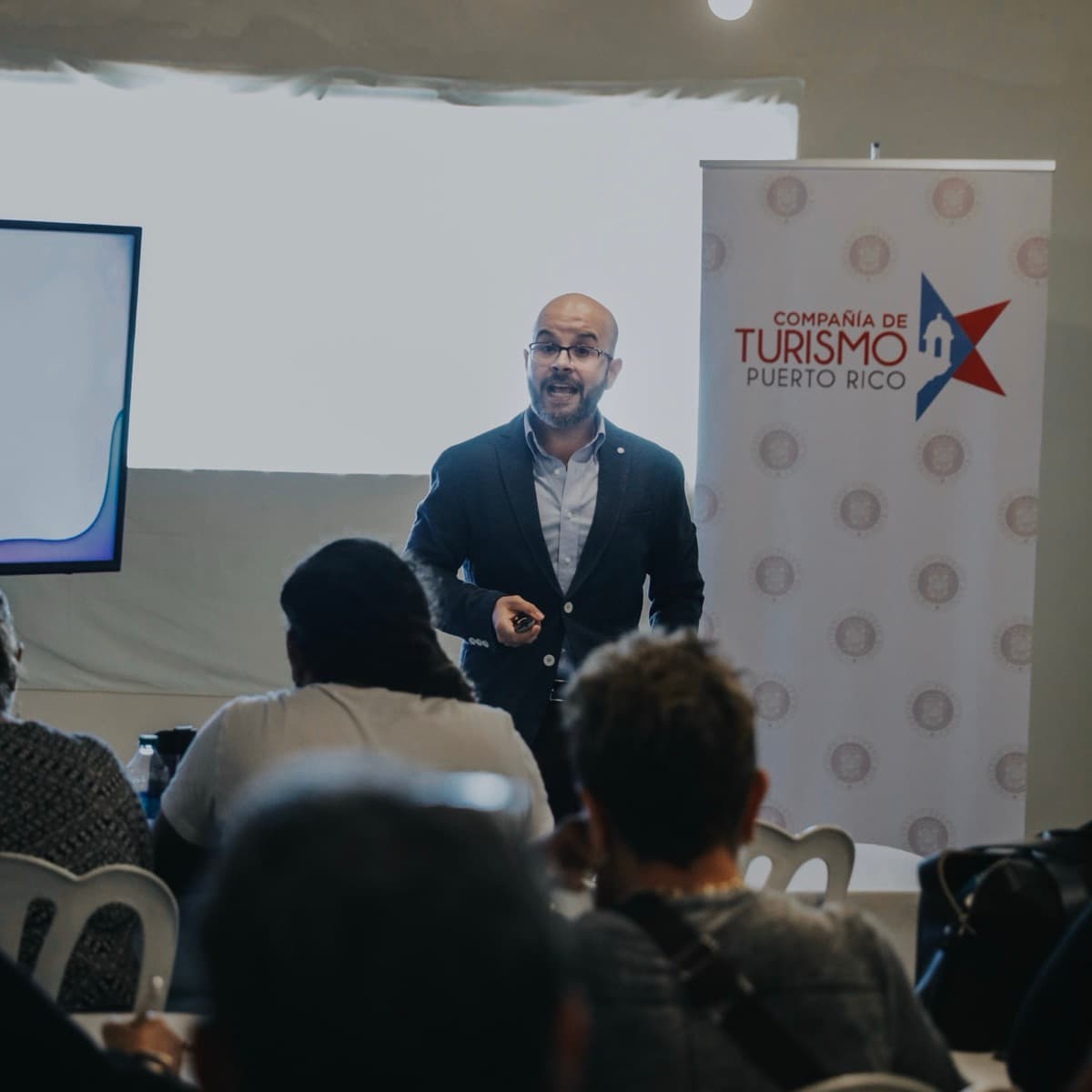 Charla en un foro de la industria turística